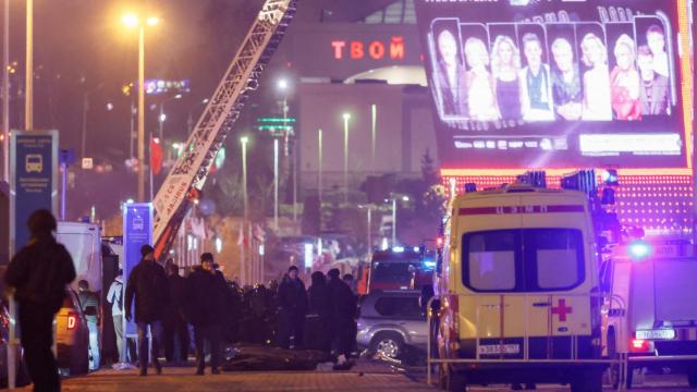 Los cadáveres de las víctimas del tiroteo yacen fuera de la sala de conciertos Crocus City Hall de Moscú.