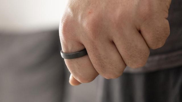 Anillo de Rikki enganchado al dedo del usuario.