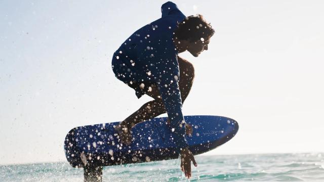 Un surfista con la Flite Ultra L2 Wave