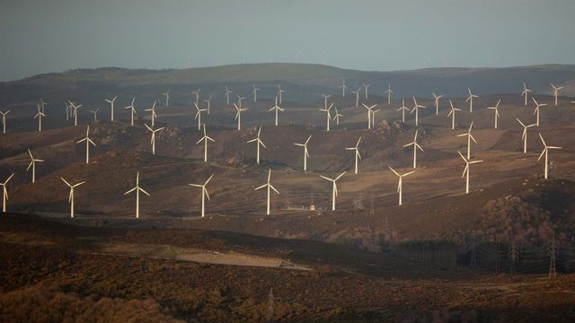 Varios aerogeneradores en el parque eólico de Vilachá, en Lugo.