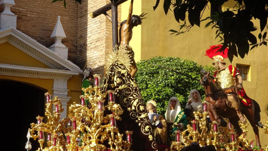El sitio más especial para ver cómo una cofradía contiene el aliento mientras toca su banda