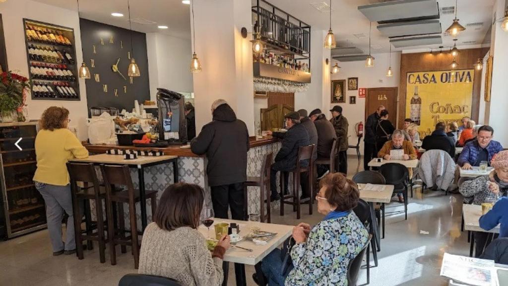 Imagen del comedor de Casa Oliva, con su mosaico de Coñac Terry al fondo