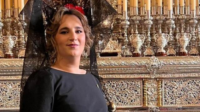 Alejandra Puelles, de mantilla.