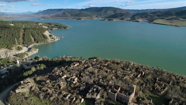 Vista aérea del pantano de Yesa