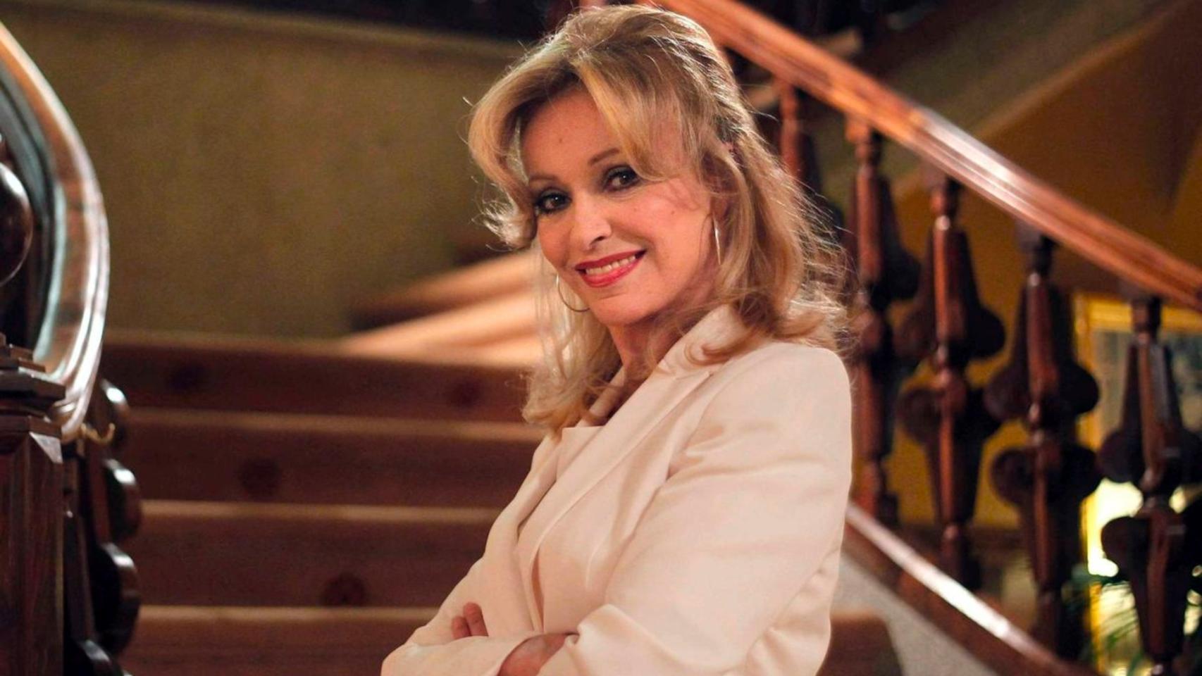 Silvia Tortosa como la baronesa Thyssen en 'Tita Cervera: La baronesa'.