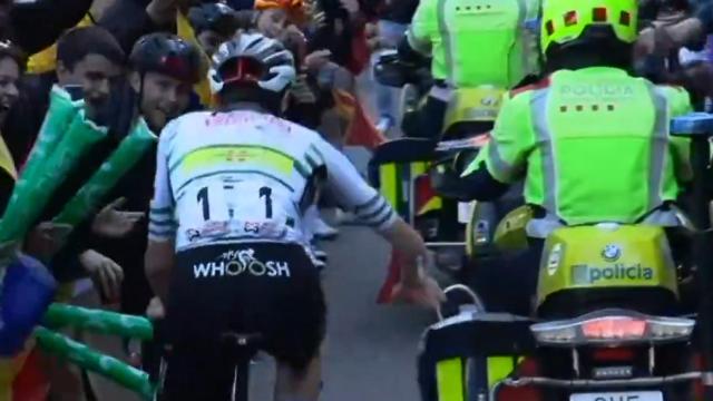 Tadej Pogacar golpea a la moto de Policía.