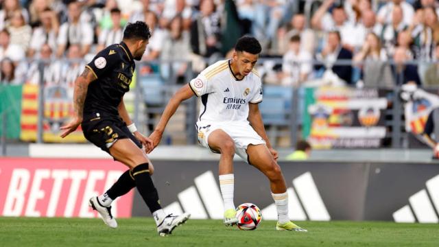 Álvaro Rodríguez, ante un jugador del Castellón.