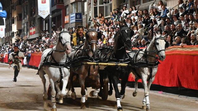 Fernando López Miras, este Viernes de Dolores, con las riendas de la cuadriga de Teodosio I 'El Grande' en la Semana Santa de Lorca.