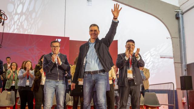 El presidente Pedro Sánchez , este sábado en el Congreso del PSOE de Extramdura junto a Guillermo Fernández Vara.