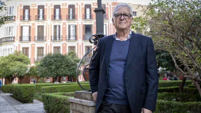 José Jiménez, en el patio de los Naranjos, junto a una Catedral que sueña con ver terminada.