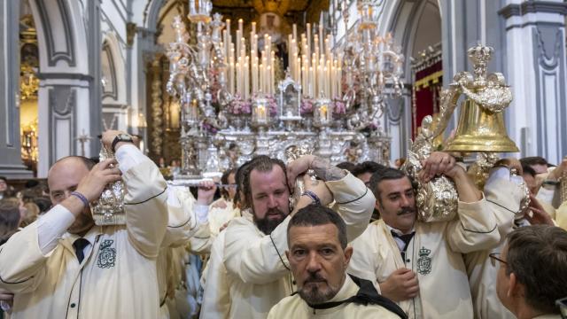 La meteorología trunca la ilusión de Antonio Banderas: Lágrimas y Favores cancela su procesión en Málaga.