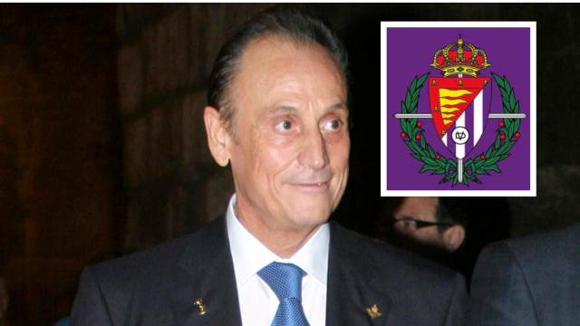 Manuel Ruiz de Lopera junto al escudo del Real Valladolid