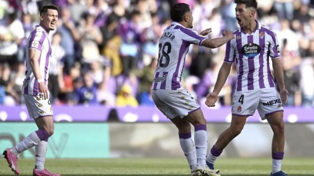 Víctor Meseguer celebra el primer tanto junto a Salazar