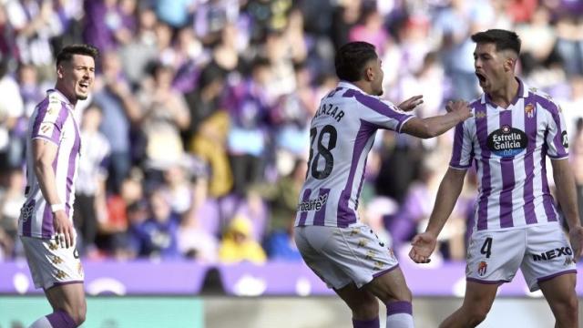 Víctor Meseguer celebra el primer tanto junto a Salazar
