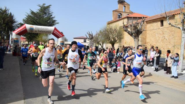 Concurrida carrera por el campo del toro bravo en Matilla de los Caños del Río