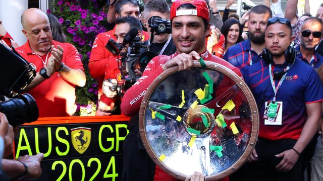 Carlos Sainz con el trofeo del campeón del GP de Australia.