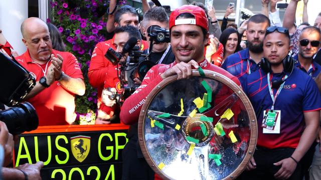 Carlos Sainz con el trofeo del campeón del GP de Australia.