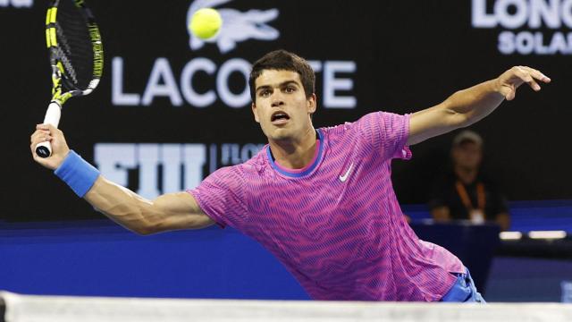 Carlos Alcaraz realiza una volea en el Masters 1000 de Miami.