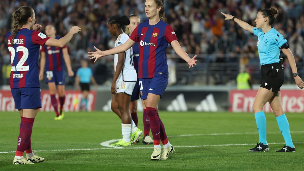 La delantera danesa del Barça Caroline Graham (c) celebra tras marcar el 0-3.