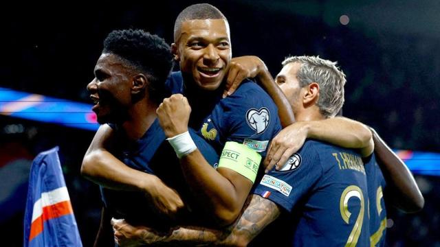 Tchouameni es abrazado por Kylian Mbappé durante un partido con Francia.