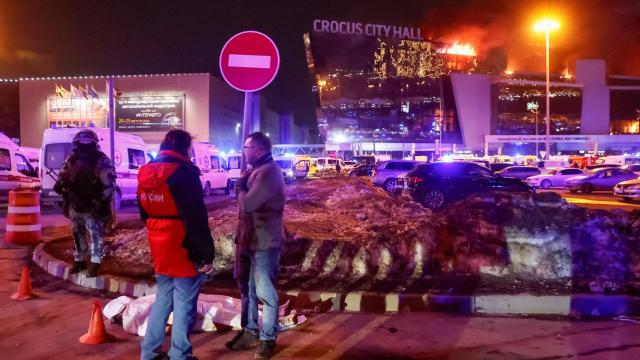 En el suelo, una de las víctimas del atentado junto al Crocus City Hall