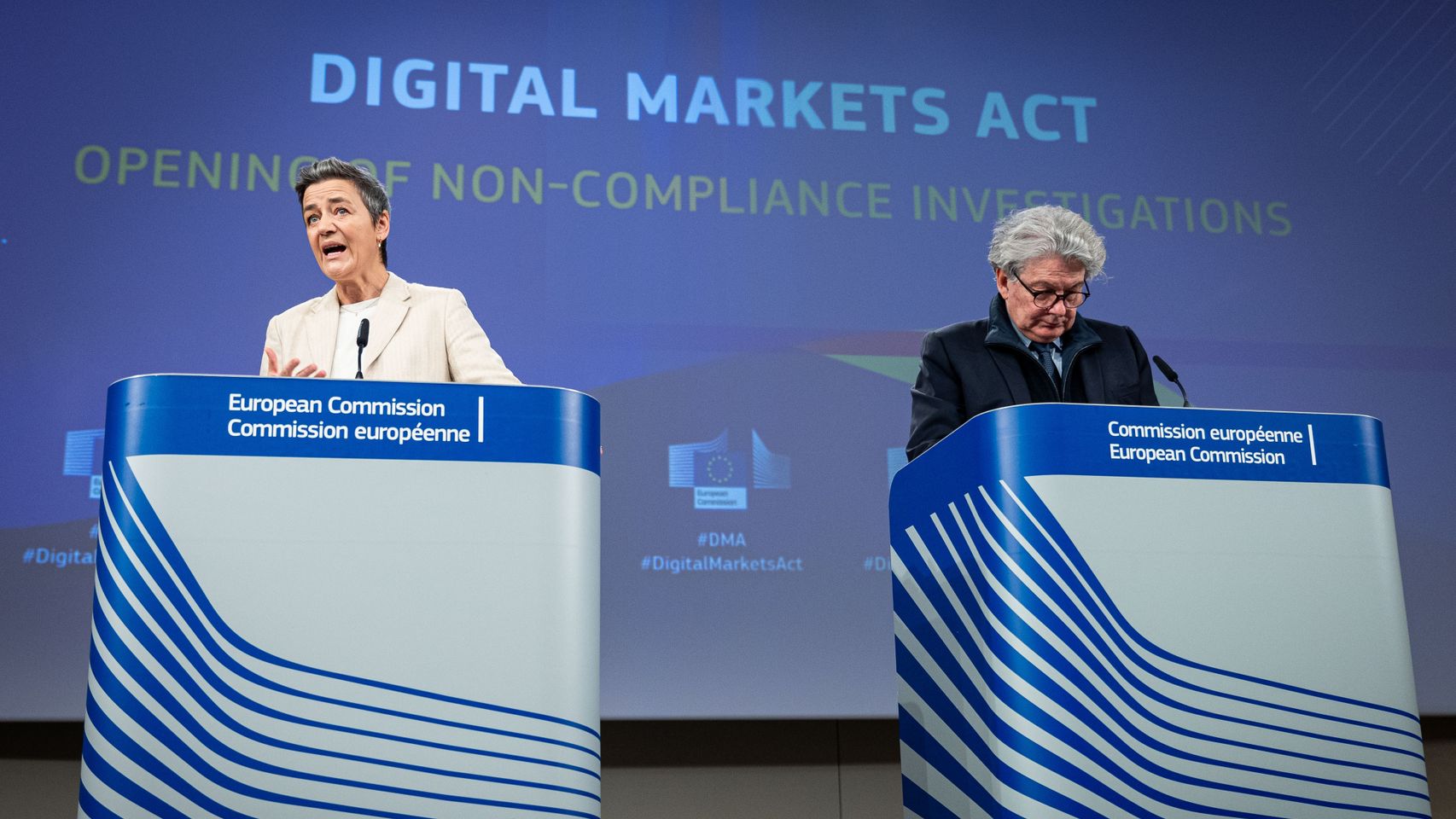 La vicepresidenta Margrethe Vestager y el comisario de Mercado Interior, Thierry Breton, durante la rueda de prensa de este lunes en Bruselas