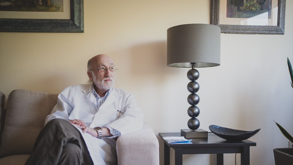 El doctor Ramón Cacabelos en una de las salas de espera del gallego Centro de Neurociencias y Medicina Genómica.