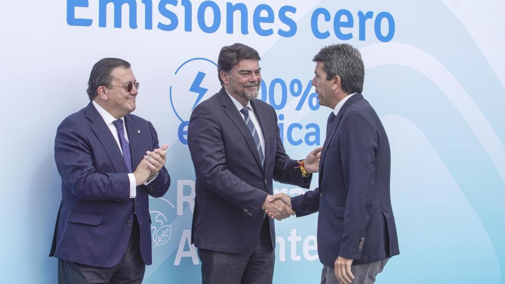 El presidente de Vectalia, Antonio Arias, el alcalde de Alicante, Luis Barcala, y el presidente de la Generalitat, Carlos Mazón.