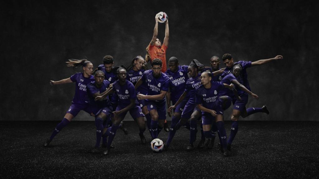 Jugadores del Real Madrid masculino y femenino con la nueva equipación del club