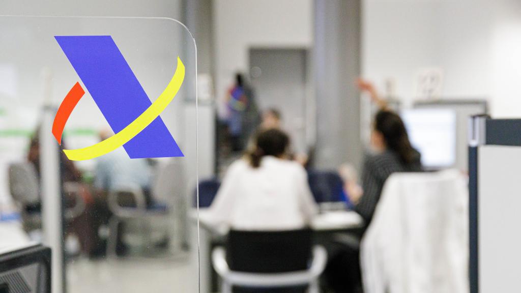 Varias personas son atendidas en la Agencia Tributaria