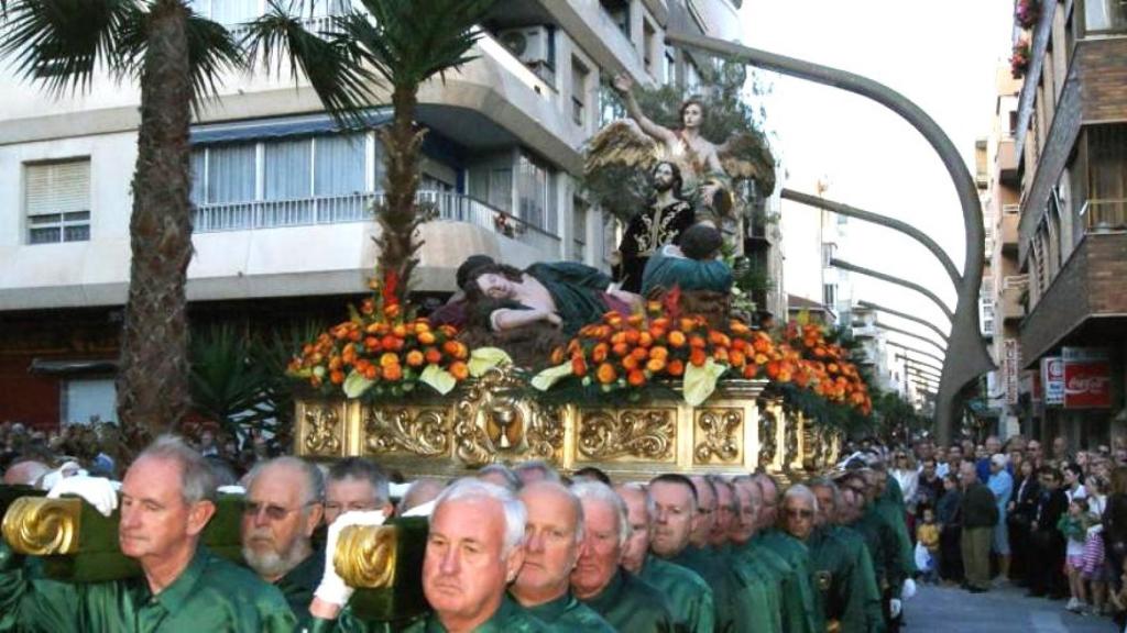 Los integrantes de la Cofradía Nuestro Padre Jesús en el Huerto de los Olivos, cuando todavía llevaban el trono a hombro.