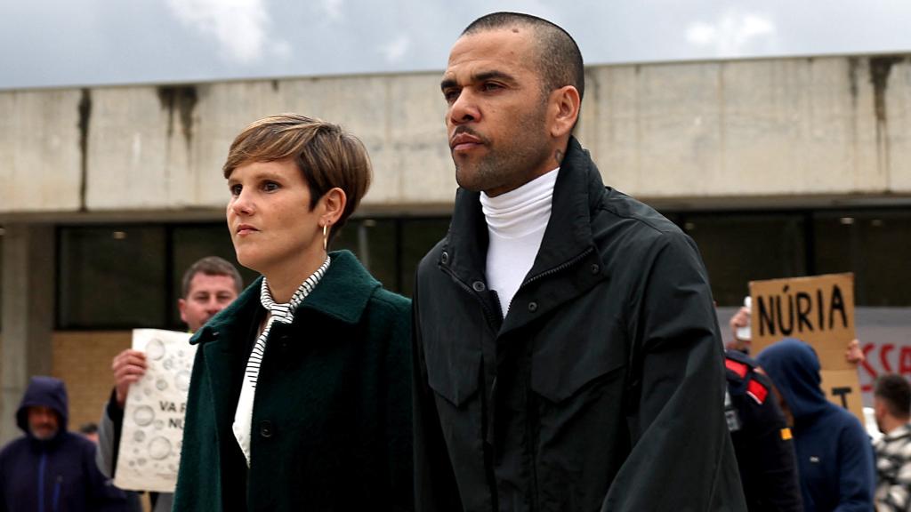 Dani Alves, durante su salida del centro penitenciario Brians 2, junto a su abogada Inés Guardiola