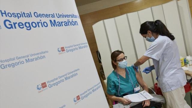 Una enfermera vacunando.