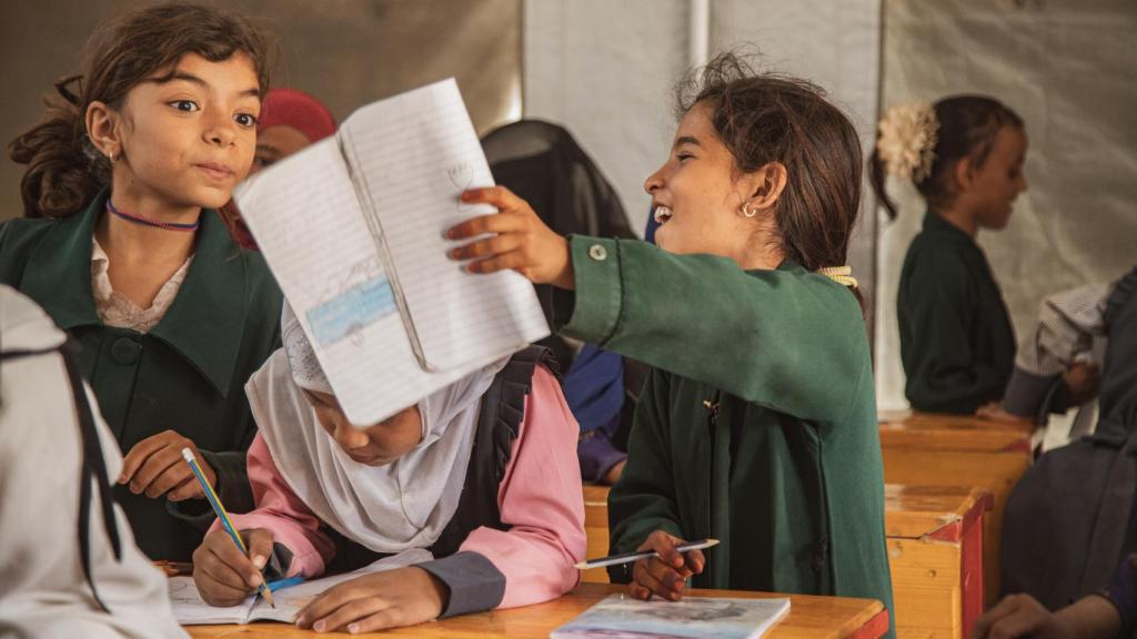 Maram, una niña de 9 años en el campo de Al-Sweida, feliz de volver a la escuela tras meses fuera por el conflicto.