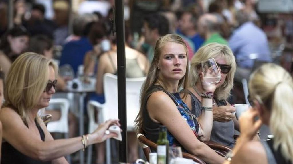Turistas británicos en una terraza.