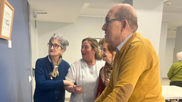 Las personas que residen en  CleceVitam San Francisco disfrutando de la exposición