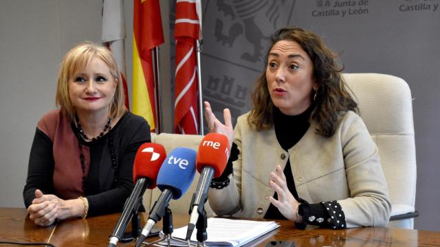 La consejera de Movilidad y Transformación Digital, María González Corral; junto a la delegada territorial de la Junta en Zamora, Leticia García