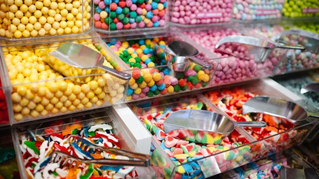 Cajones de un local del caramelos y golosinas.