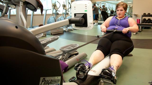 Una joven con obesidad entrena en el ginmasio.