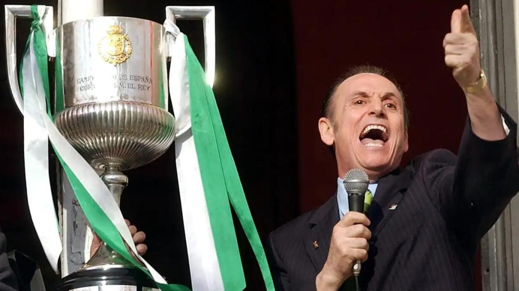 Manuel Ruiz de Lopera celebrando una Copa del Rey con el Real Betis