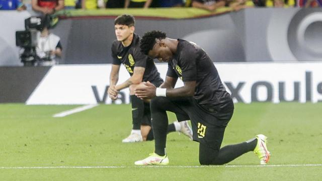 Vinícius durante el minuto de silencio con la camiseta y los pantalones de color negro dentro de la campaña de concienciación contra el racismo impulsada por Brasil