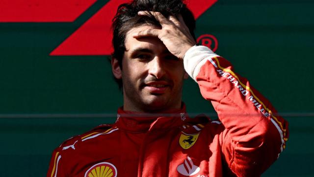 Carlos Sainz, estupefacto, en el podio del GP de Australia de F1.