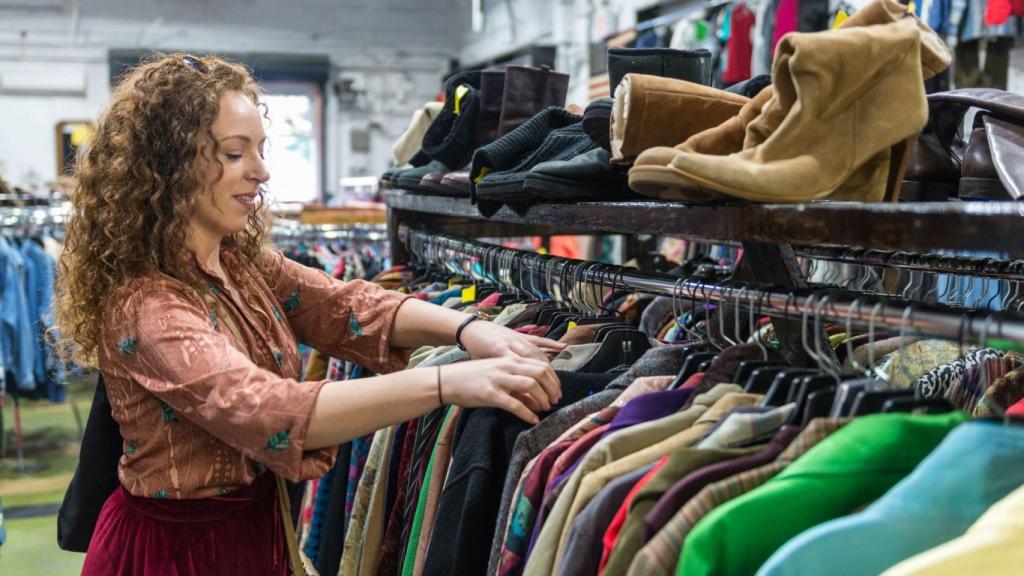 Una mujer comprando en una tienda de ropa.