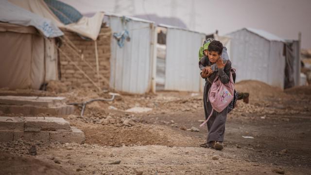 Imagen de archivo de un menor y su hermana, en el campo de Al-Sowada (Marib).