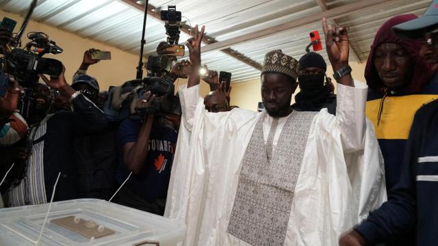 Bassirou Diomaye Faye, líder de la oposición de Ousmane Sonko, en el momento de votar.