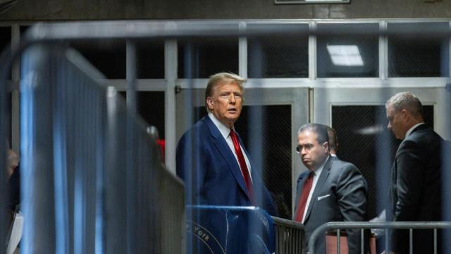 Donald Trump habla con los periodistas tras una audiencia el 25 de marzo de 2024.