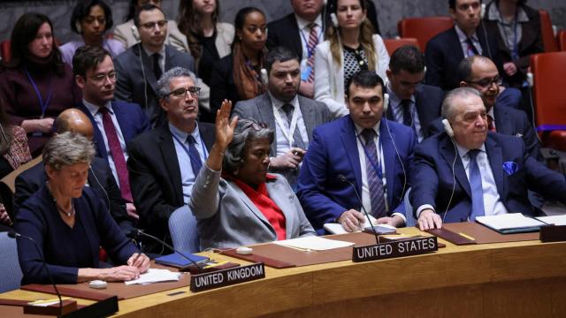 La representante de EEUU en el Consejo de Seguridad de la ONU, Linda Thomas-Greenfield, vota este lunes.