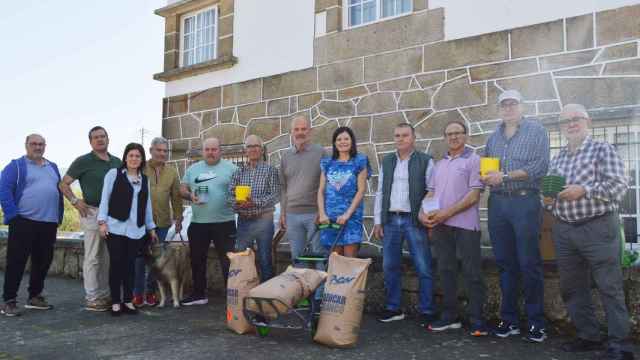 Donación de azúcar a Mos por parte de ACOR para construir trampas contra las velutinas.
