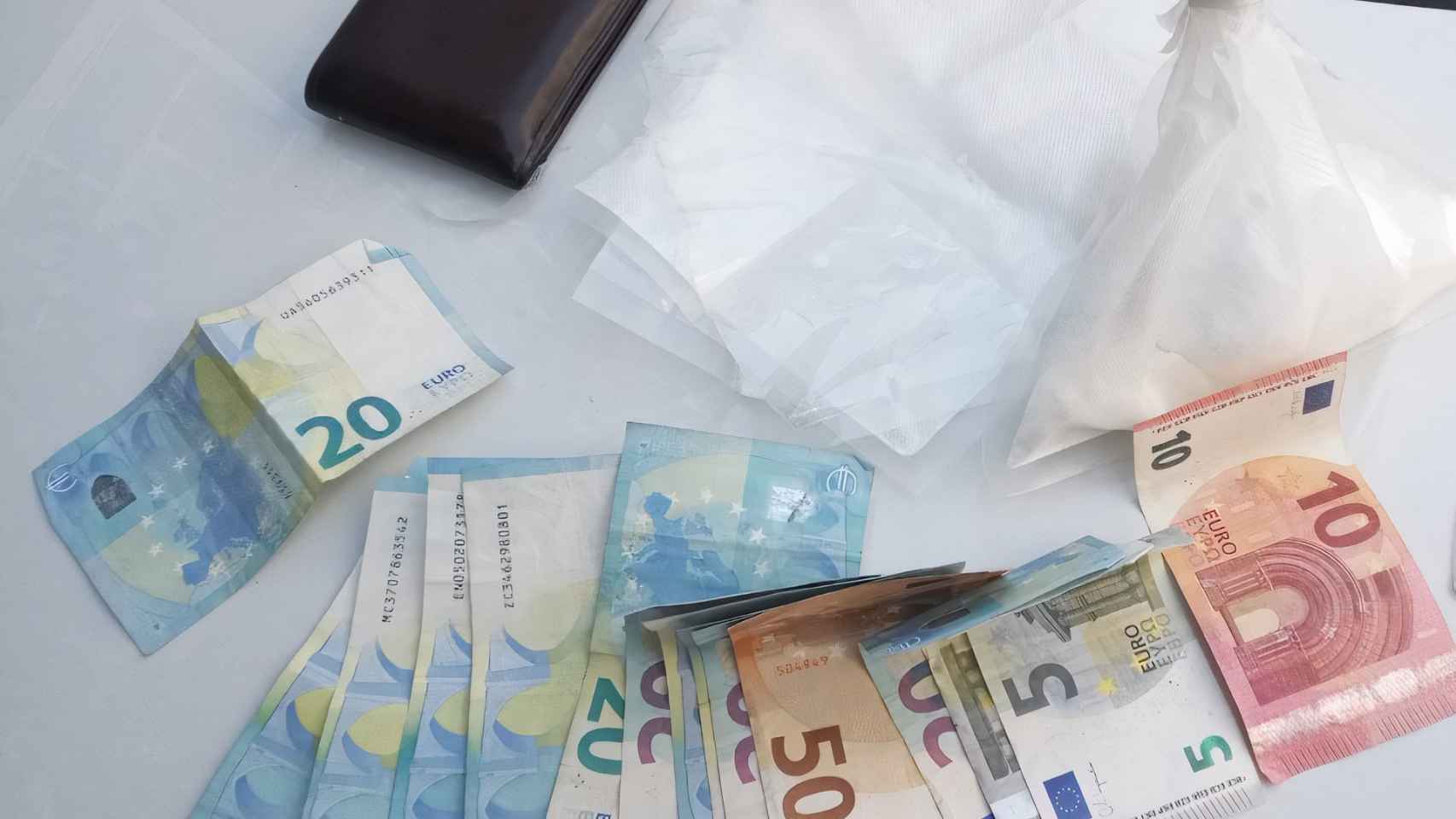 Dinero y sustancias incautadas.
