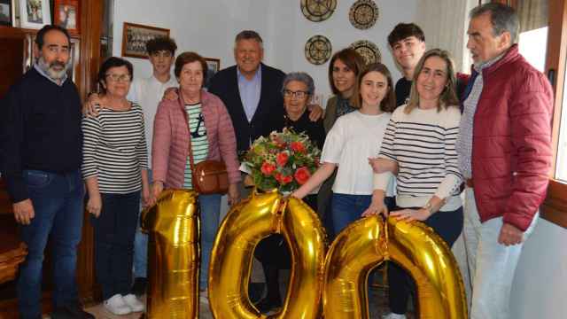 Celebración en Sanxenxo del 100 cumpleaños de Carmen Uhía.